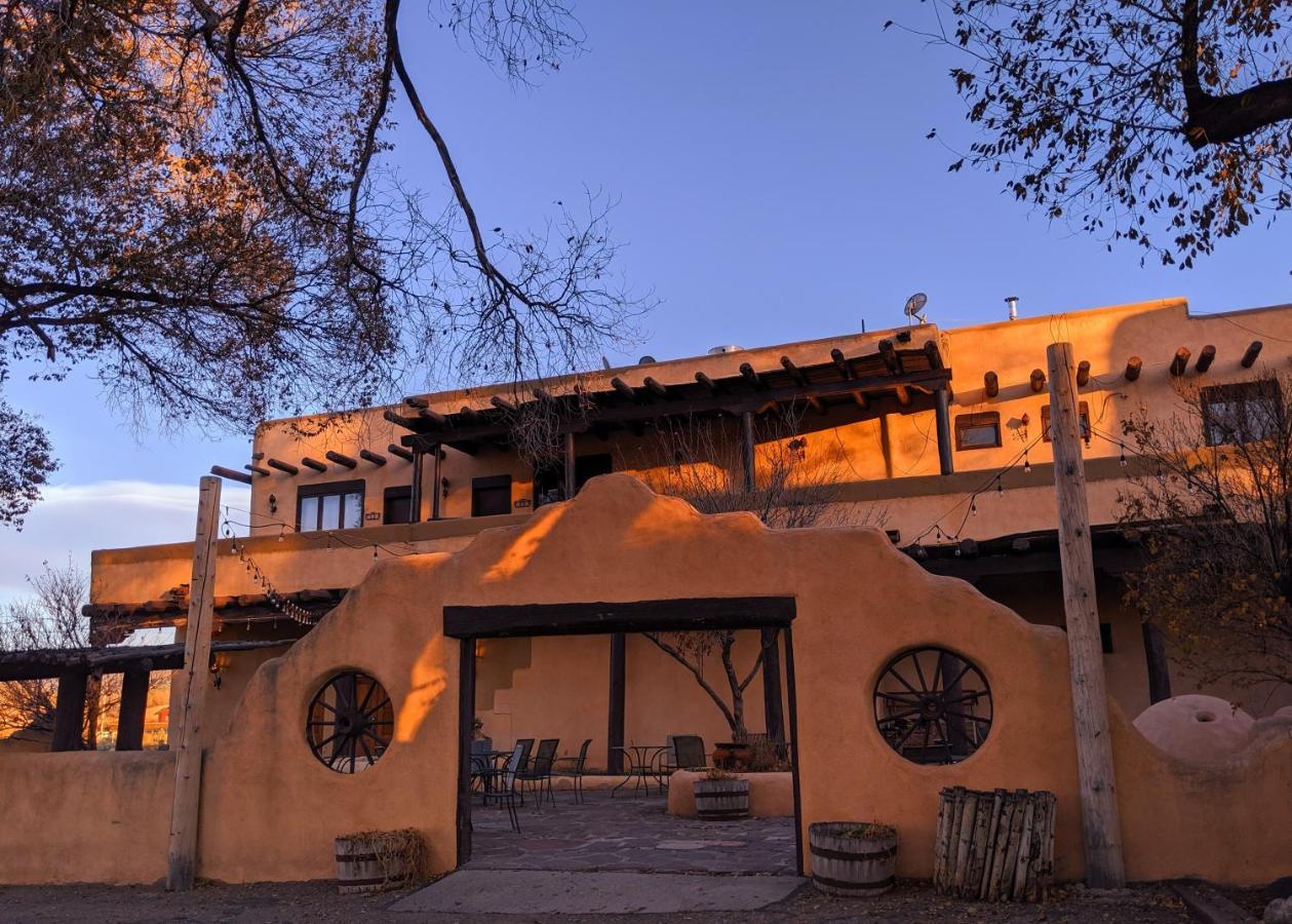 Sagebrush Inn & Suites Taos Exterior photo