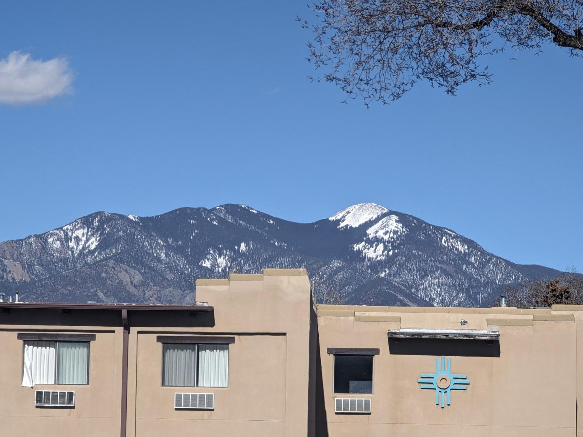 Sagebrush Inn & Suites Taos Exterior photo